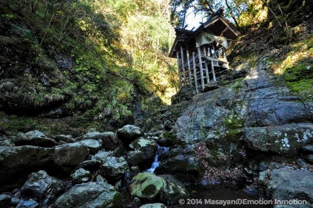断崖ぜぺきに建つ天岩戸神社