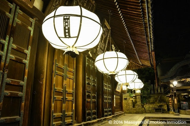 夜の東大寺二月堂/光る提灯