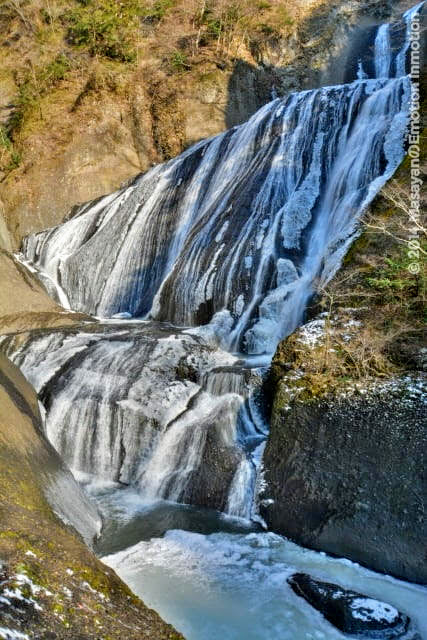凍結する袋田の滝
